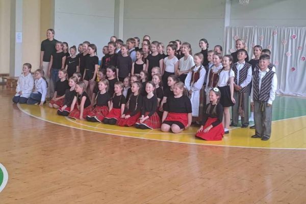 MOKYKLOS ŠOKIŲ KOLEKTYVO „UPELIUKAS“ KONCERTAS