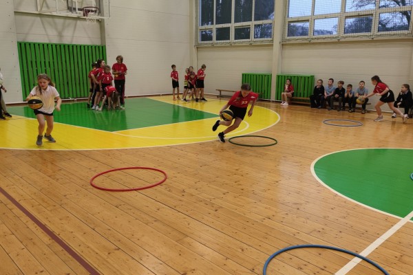 Širvintų pradinėje mokykloje vyko „Drąsūs, stiprūs, vikrūs“ rajoninės estafečių varžybos