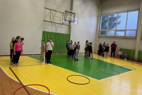 ĮVYKO TREČIŲ KLASIŲ MOKINIŲ ESTAFEČIŲ VARŽYBOS