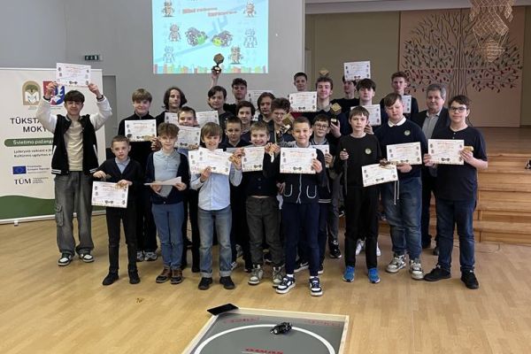 Robotų varžybose demonstruoti techniniai įgūdžiai ir inovacijos