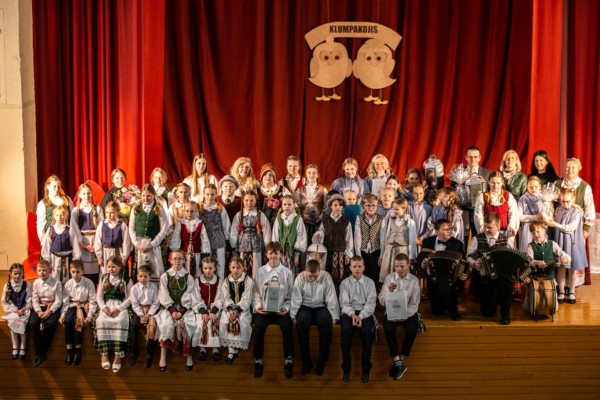DALYVAVOME VAIKŲ IR JAUNIMO FOLKLORO ŠVENTĖJE „ŽVIRBLIO KLUMPAKOJIS“