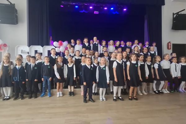 Pirmokų muzikinis sveikinimas abiturientams
