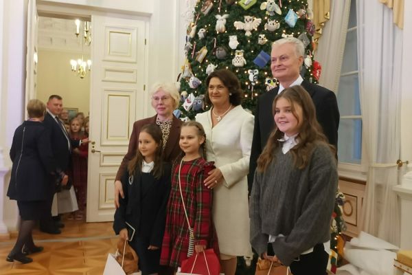 ĮŽIEBTA PREZIDENTŪROS EGLUTĖ