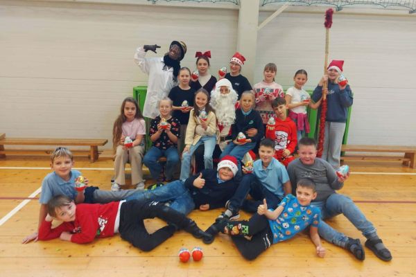 SUSITIKIMAS SU PIKTUOJU MOKSLININKU IR GERUOJU KALĖDŲ SENELIU