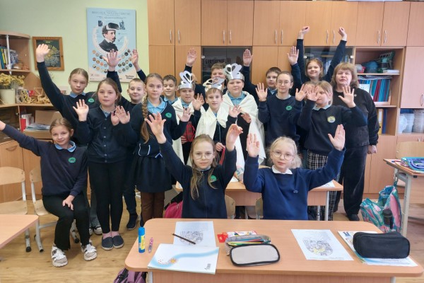 TRYS KARALIAI ATKELIAVO