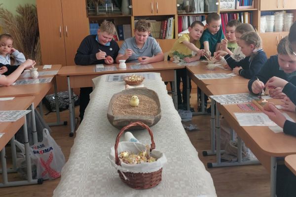 KIAUŠINIŲ MARGINIMAS BIČIŲ VAŠKU VAIKŲ VELYKĖLĖMS