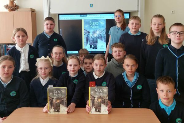 MOKINIAI ŽIŪRĖJO STALO TEATRO SPEKTAKLĮ